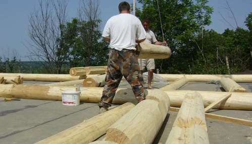 Mounting a log building on the foundation