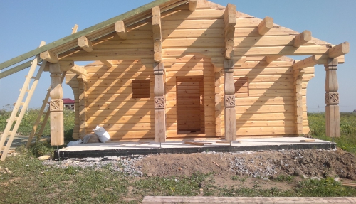 Mounting a log bathhouse on the foundation