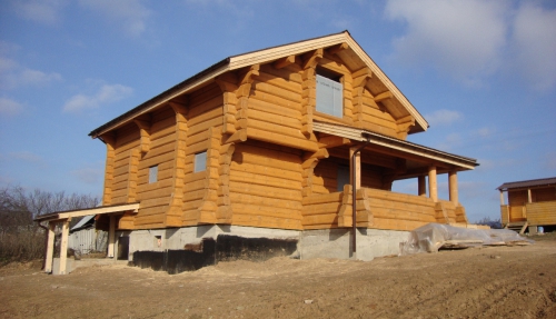 Finishing assembly of a wooden house